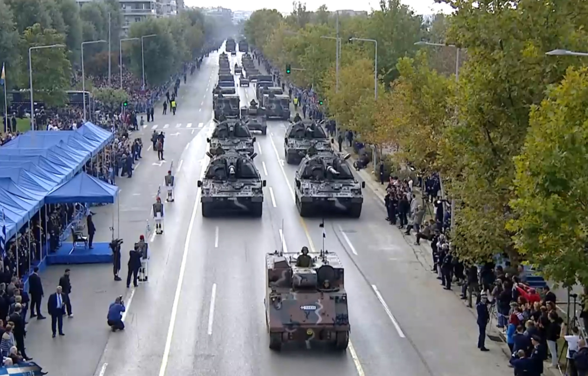 28η Οκτωβρίου – Θεσσαλονίκη: Επιβλητική η στρατιωτική παρέλαση – Το μήνυμα του επισμηναγού πιλότου του F-16 της ομάδας «ΖΕΥΣ»