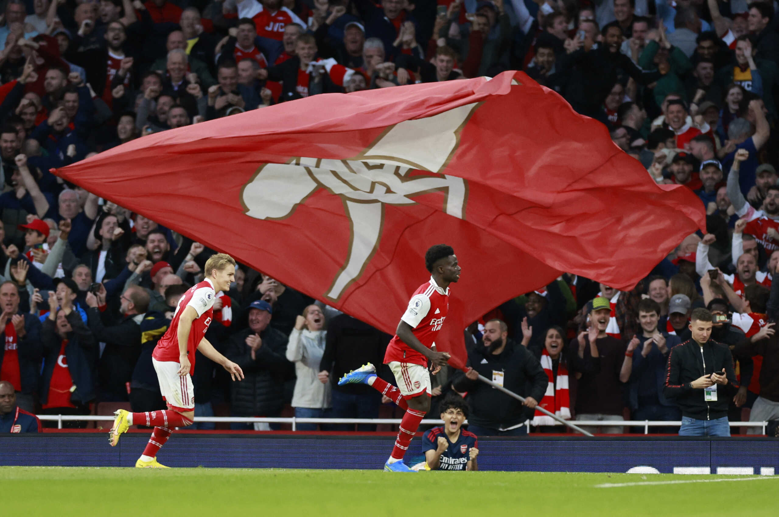 Soccer Football - Premier League - Arsenal v Liverpool - Emirates Stadium, London, Britain - October 9, 2022 Arsenal's Bukayo Saka celebrates scoring their third goal with Martin Odegaard Action Images via Reuters