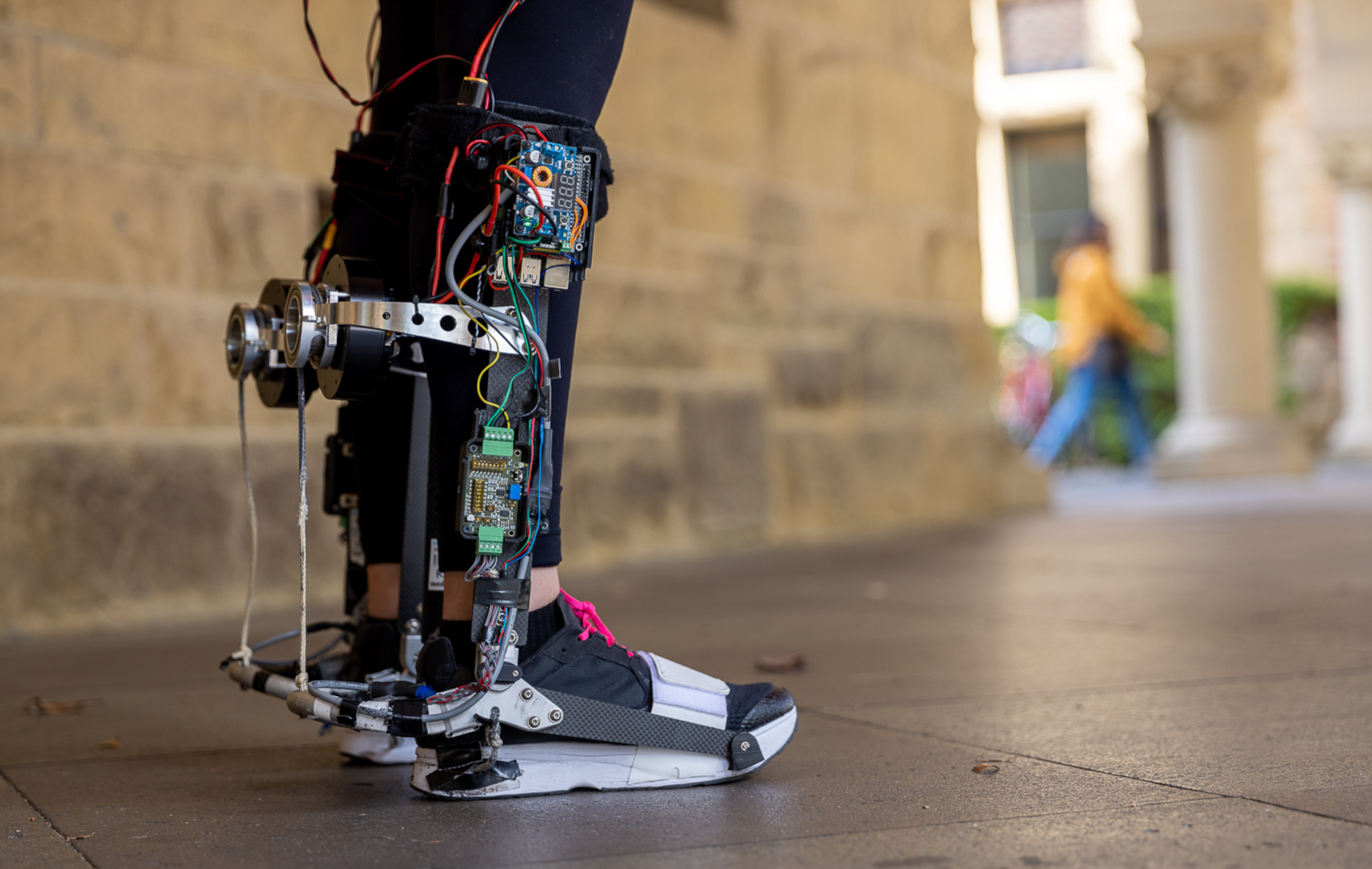 Φτιάχτηκε ρομποτική μπότα που βοηθά στο περπάτημα ανθρώπους με κινητικά προβλήματα