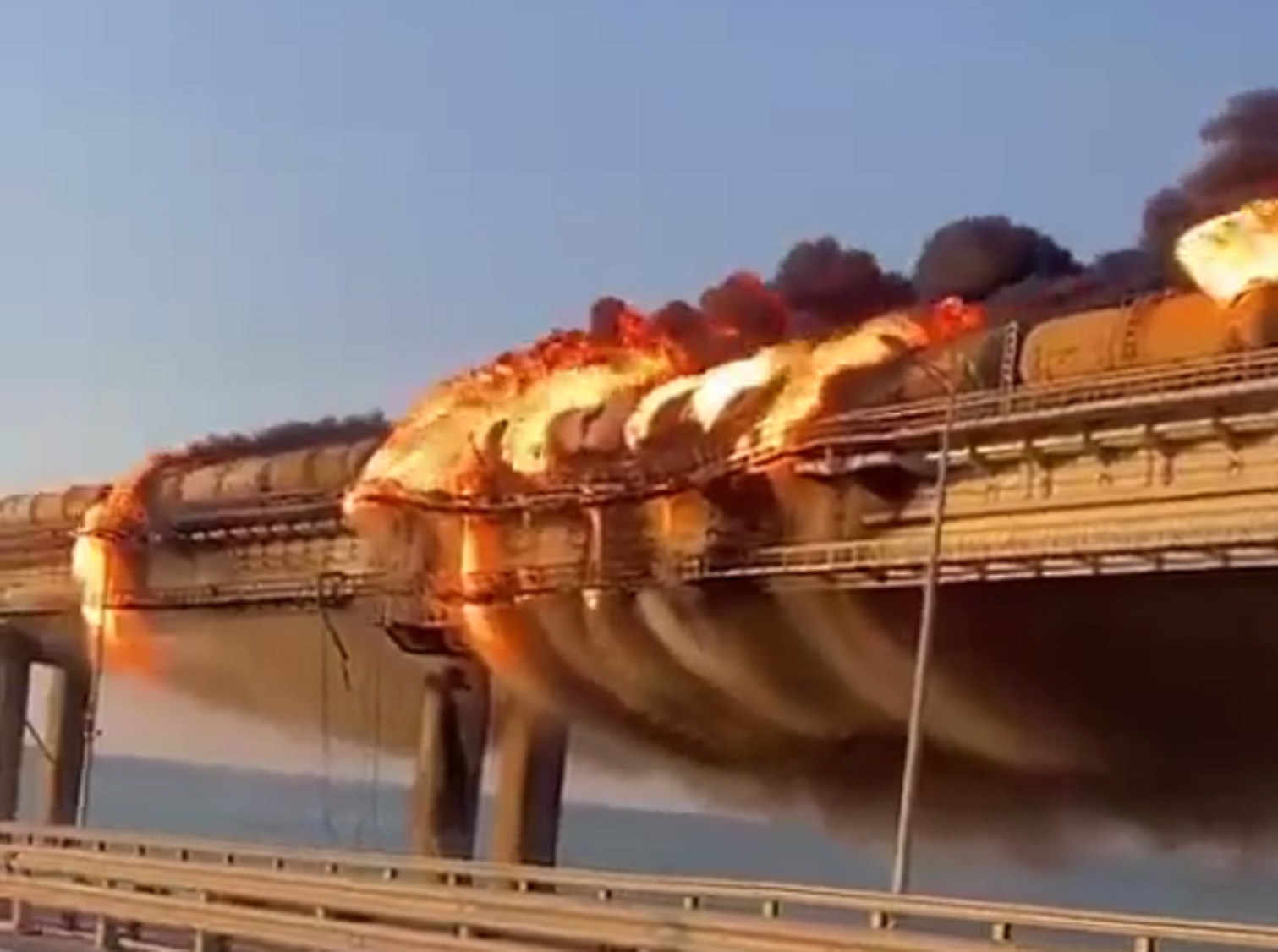 Γέφυρα της Κριμαίας: «Χρόνια πολλά» στον Πούτιν από Ουκρανό αξιωματούχο με φόντο την έκρηξη