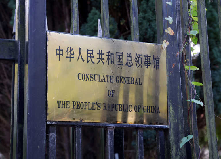 Ξυλοκοπήθηκε διαδηλωτής στο προξενείο της Κίνας στην Αγγλία - Το Πεκίνο «του ρίχνει» το φταίξιμο
