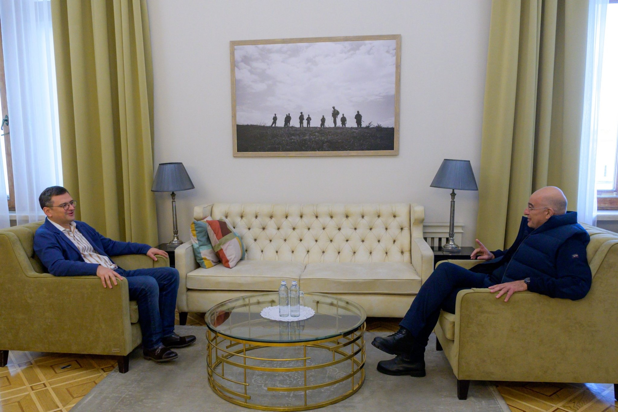 Νίκος Δένδιας: «Είμαστε στο πλευρό της Ουκρανίας» – Επεισοδιακή συνάντηση με Κουλέμπα στο Κίεβο