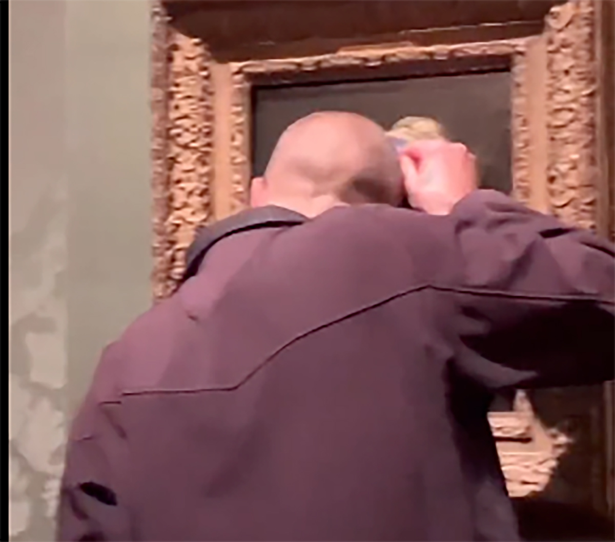 Νέος βανδαλισμός από «ακτιβιστές» – Κόλλησε με κόλλα το κεφάλι του σε πίνακα του Vermeer
