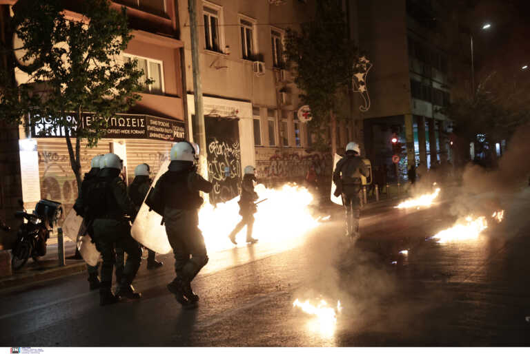 Μία σύλληψη και δύο τραυματισμοί αστυνομικών από τα επεισόδια στο κέντρο της Αθήνας