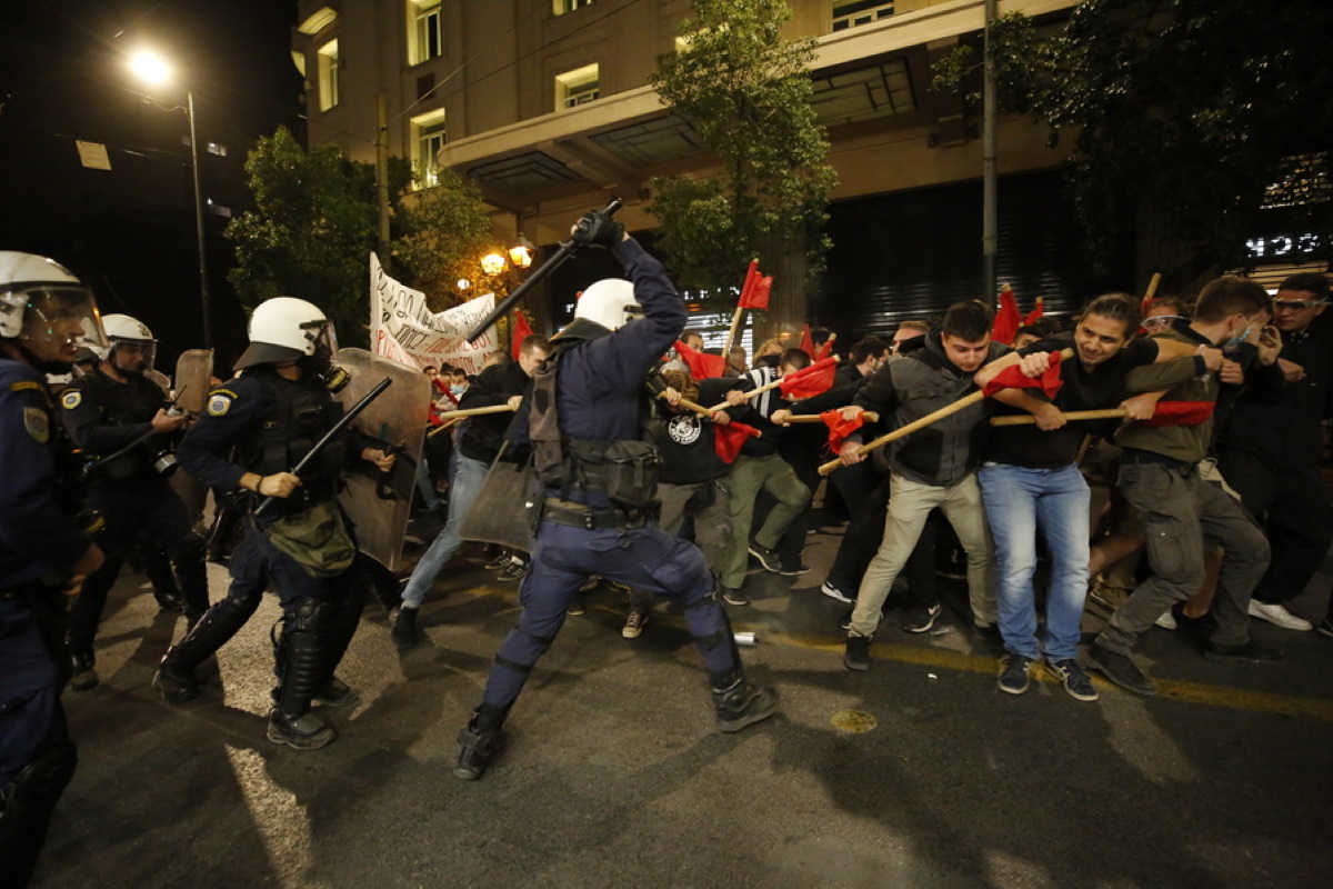 Αστυνομικές δυνάμεις συγκρούονται με διαδηλωτές, κατά τη διάρκεια της πορείας διαμαρτυρίας ενάντια στην πολιτική της ΕΕ για την ενέργεια και την ακρίβεια, Αθήνα, Παρασκευή 07 Οκτωβρίου 2022. Οργανώσεις και σωματεία πραγματοποιούν συγκέντρωση στην πλατεία Κλαυθμώνος και πορεία μέχρι τα γραφεία της Ευρωπαϊκής Ένωσης με αφορμή την Άτυπη σύνοδο κορυφής της ΕΕ στην Πράγα, στην οποία συζητήθηκαν θέματα της οικονομίας και της ενεργειακή κρίσης. ΑΠΕ-ΜΠΕ