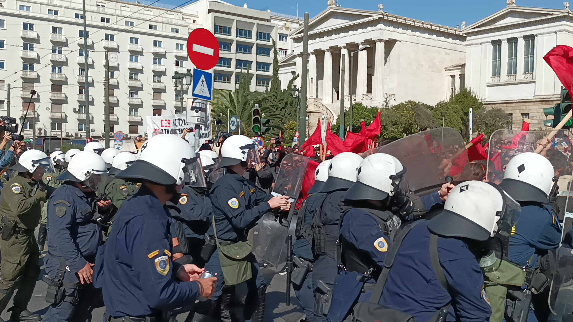 ΕΔΕ για αστυνομικό των ΜΑΤ που χτύπησε φοιτήτρια στο κεφάλι με την ασπίδα του στα Προπύλαια