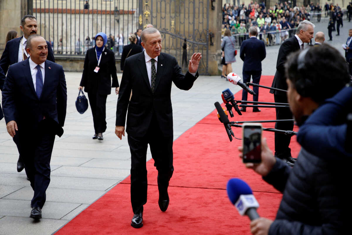Ερντογάν: Το «έπαιζε» δύσκολος για την σύνοδο της Πράγας – Τώρα κάνει πηγαδάκια με ξένους ηγέτες