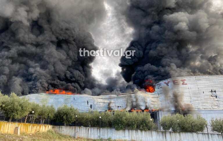 Θεσσαλονίκη: Φωτιά σε εργοστάσιο στο Δερβένι - Δείτε το σύννεφο καπνού που σηκώνεται στον ουρανό