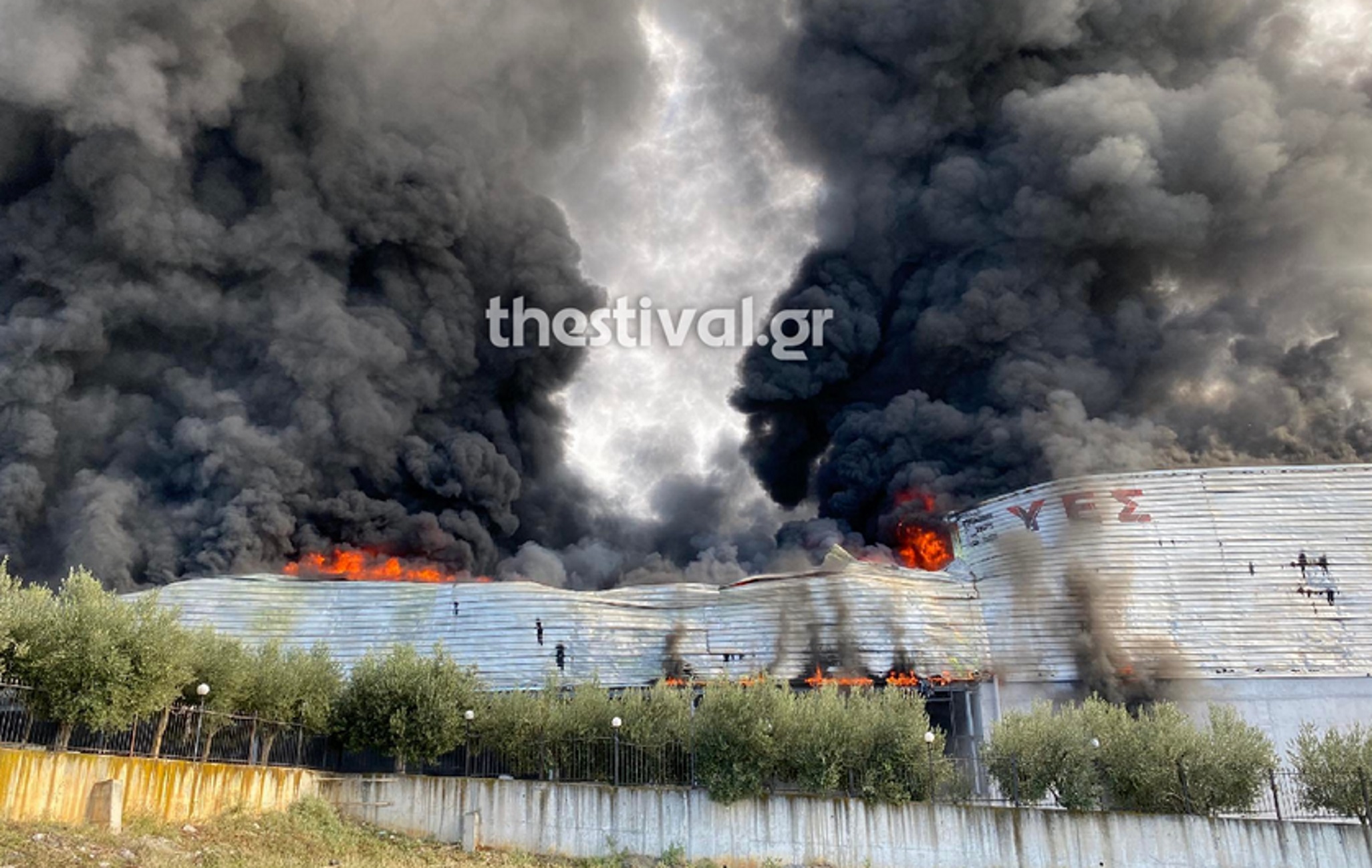 Θεσσαλονίκη: Φωτιά σε εργοστάσιο στο Δερβένι – Δείτε το σύννεφο καπνού που σηκώνεται στον ουρανό της πόλης