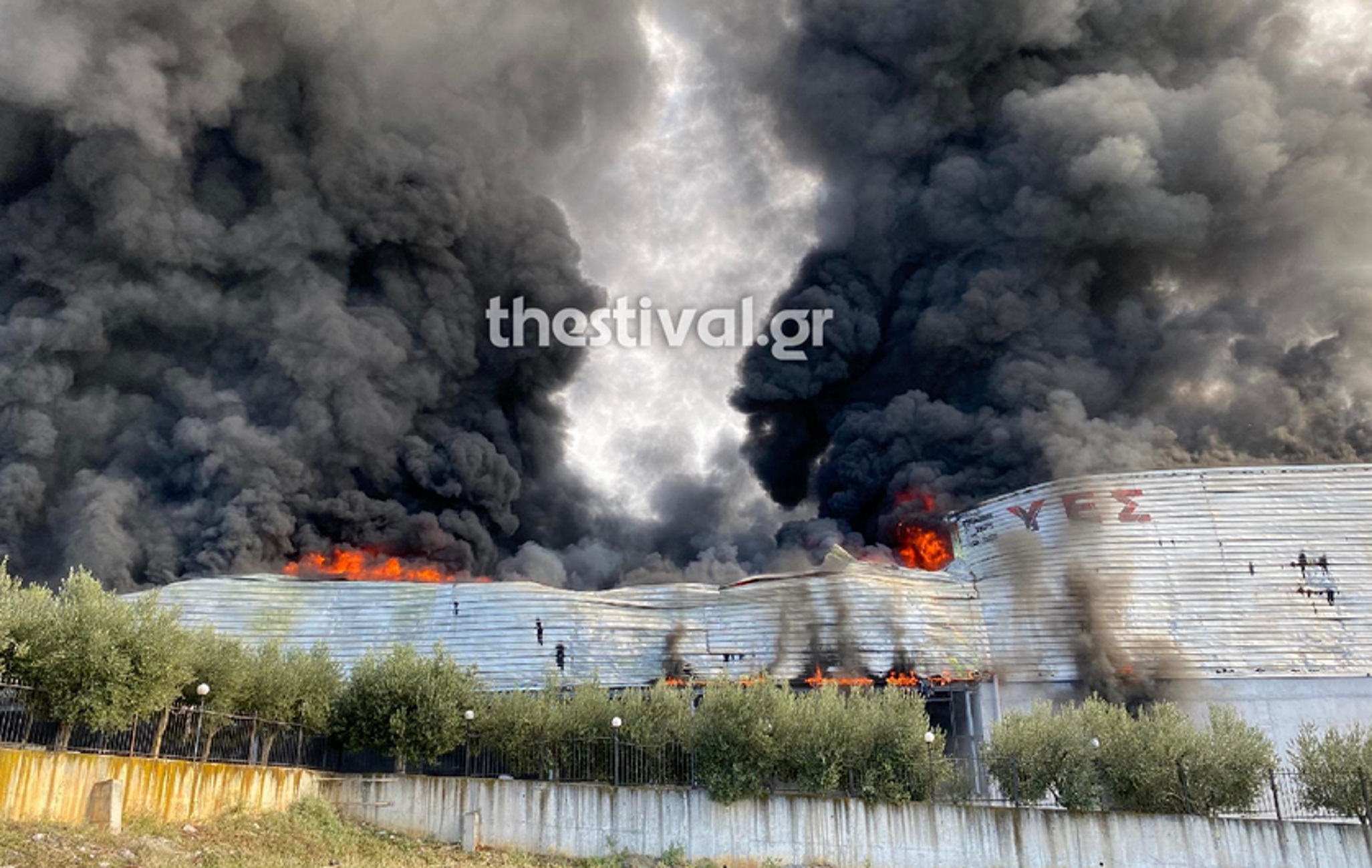 Θεσσαλονίκη: Φωτιά σε εργοστάσιο στο Δερβένι – Δείτε το σύννεφο καπνού που σηκώνεται στον ουρανό της πόλης