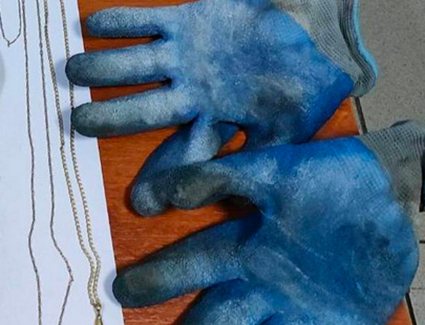 Σέρρες: Αυτά είναι τα γάντια του διαρρήκτη «spiderman» – Τον έπιασαν μετά από 8 χτυπήματα