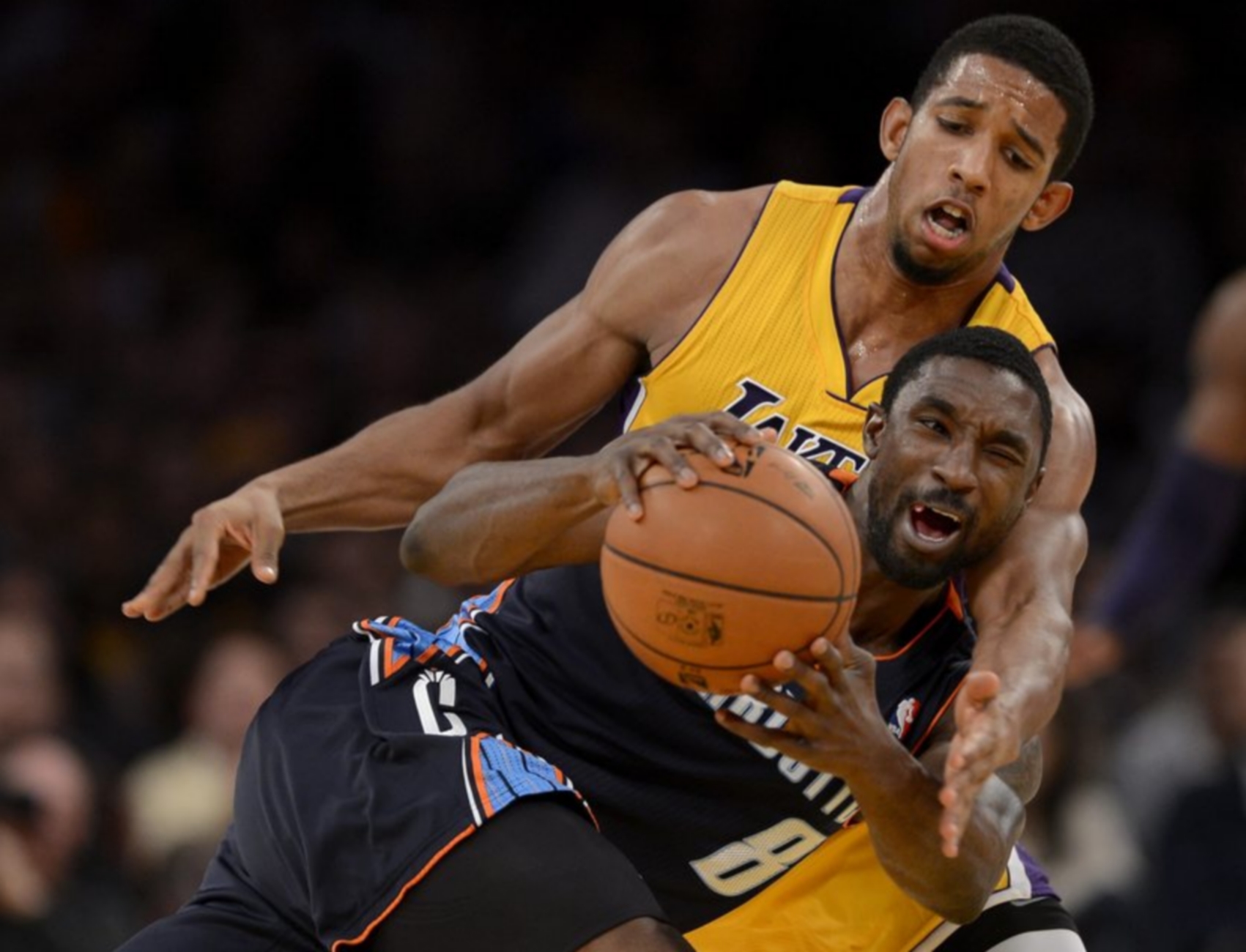 epa03513804 Los Angeles Lakers Darius Morris (TOP) closely defends Charlotte Bobcats Ben Gordon (BOTTOM) causing a turnover during fourth period action of their basketball game in Los Angeles, California USA, 18 December 2012. The Lakers beat the Bobcats.  EPA