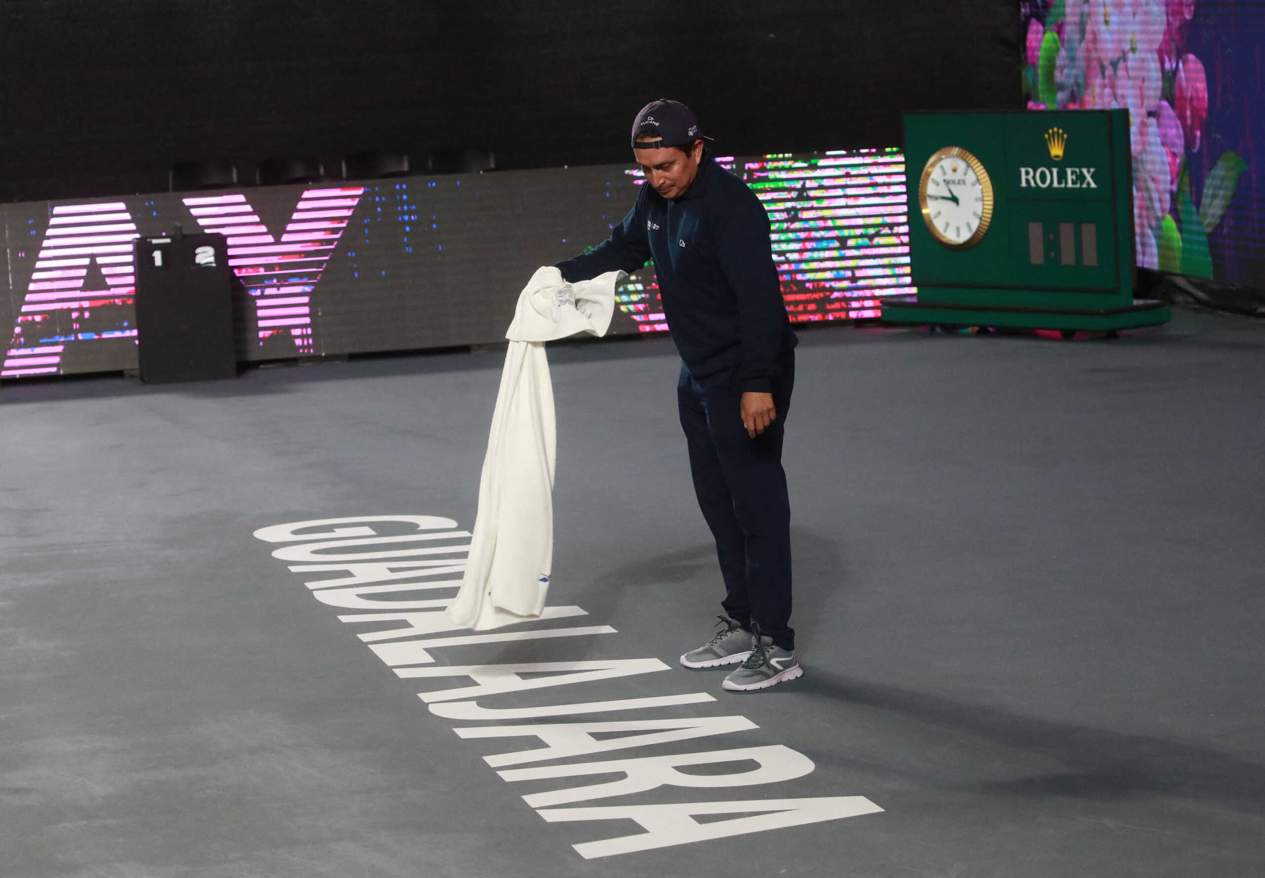 Tennis - WTA 1000 - Guadalajara Open - Guadalajara, Mexico - October 22, 2022 Staff members on the court as rain falls and play is delayed during the semi-final match between Greece's Maria Sakkari and Czech Republic's Marie Bouzkova REUTERS