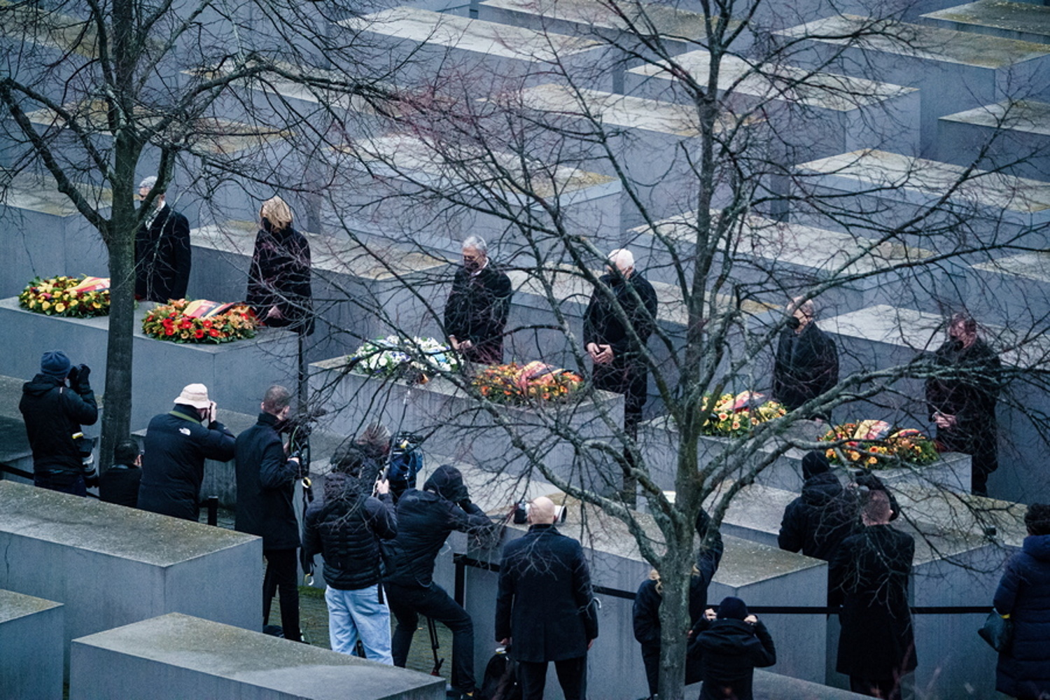 Γερμανία: Σάλος με ακροδεξιό πολιτικό να «χορεύει» πάνω στο μνημείο του Ολοκαυτώματος