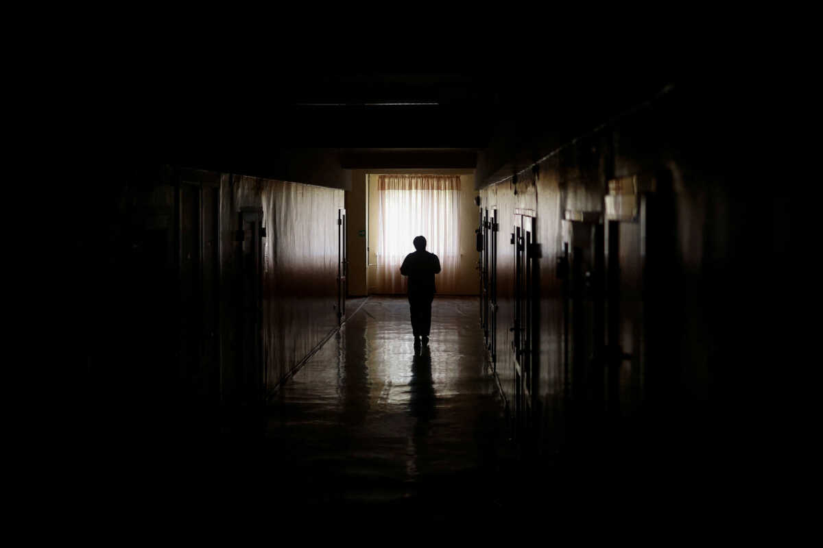 A maternity hospital employee carries to patients meals provided by the NGO World Central Kitchen, during an electricity power cut due to a Russian missile attack, in Mykolaiv, Ukraine October 22, 2022.  REUTERS