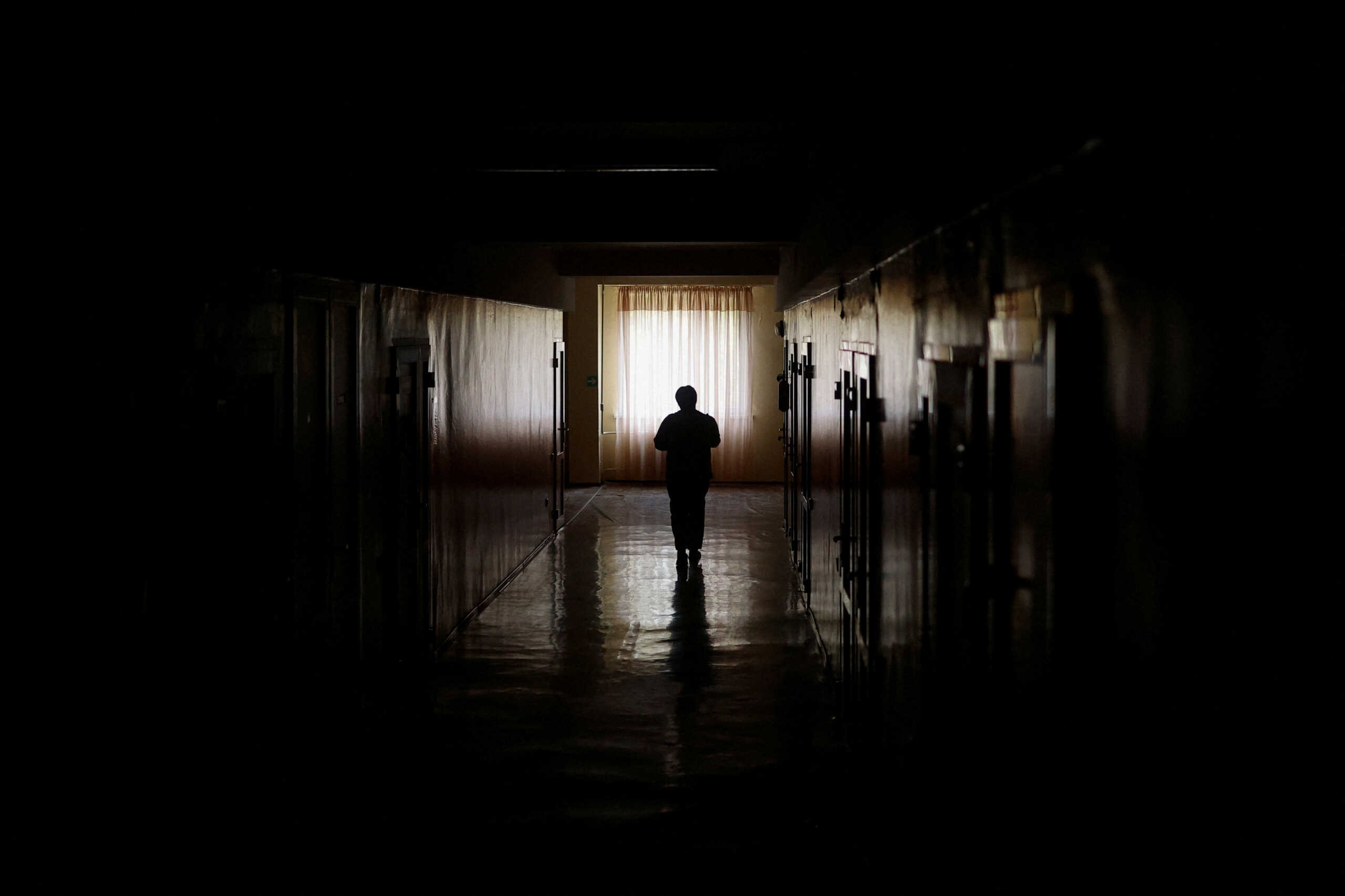 A maternity hospital employee carries to patients meals provided by the NGO World Central Kitchen, during an electricity power cut due to a Russian missile attack, in Mykolaiv, Ukraine October 22, 2022.  REUTERS