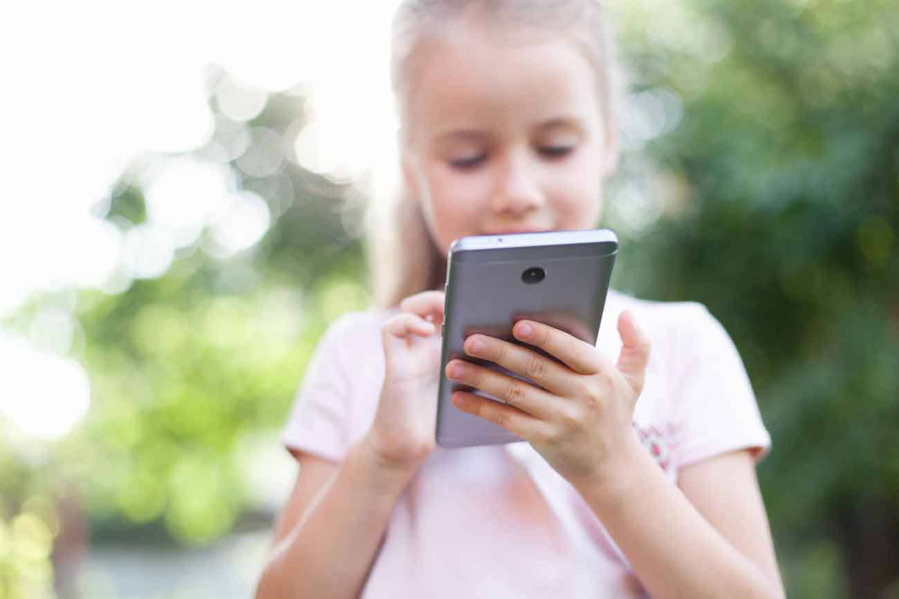παιδί στο κινητό με social media