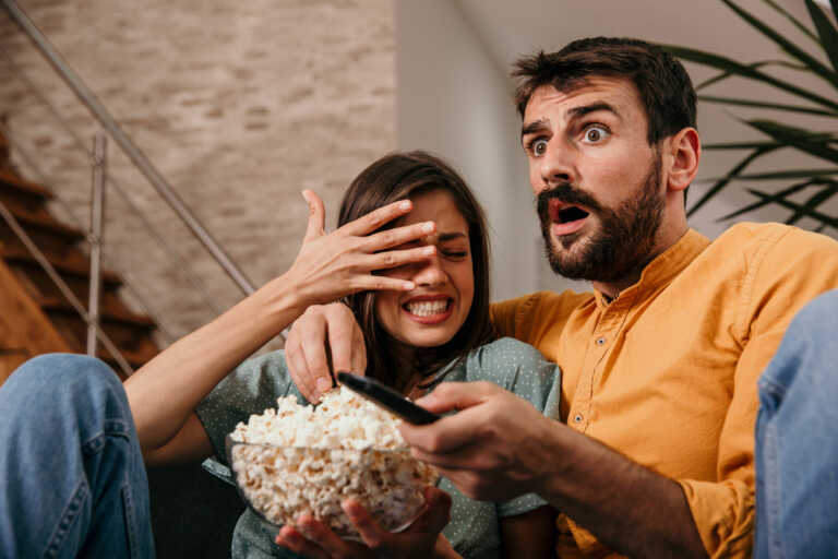 ζευγάρι βλέπει τρομακτική ταινία στην τηλέοραση