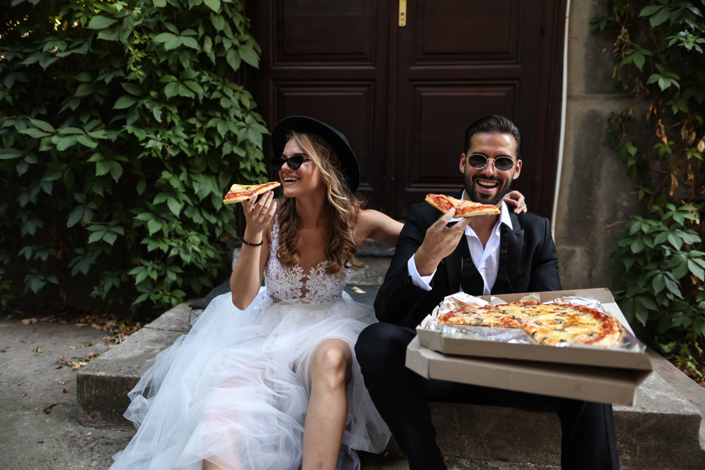 ζευγάρι τρώει πίτσα στο γάμο τους