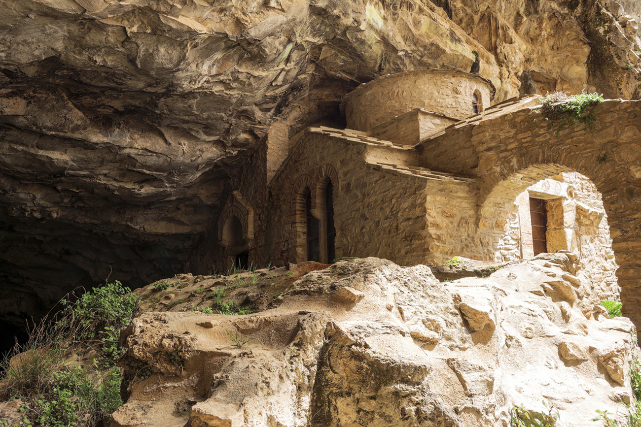Η διάσημη Σπηλιά του Νταβέλη: Τα μυστήρια, οι θρύλοι και η αλήθεια για τον λήσταρχο