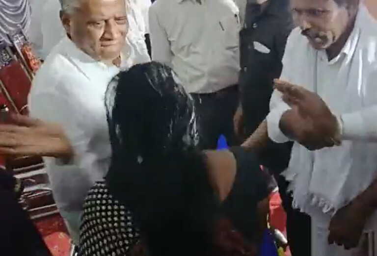 Σάλος στην Ινδία με υπουργό που χαστούκισε γυναίκα ενώ του ζητούσε βοήθεια