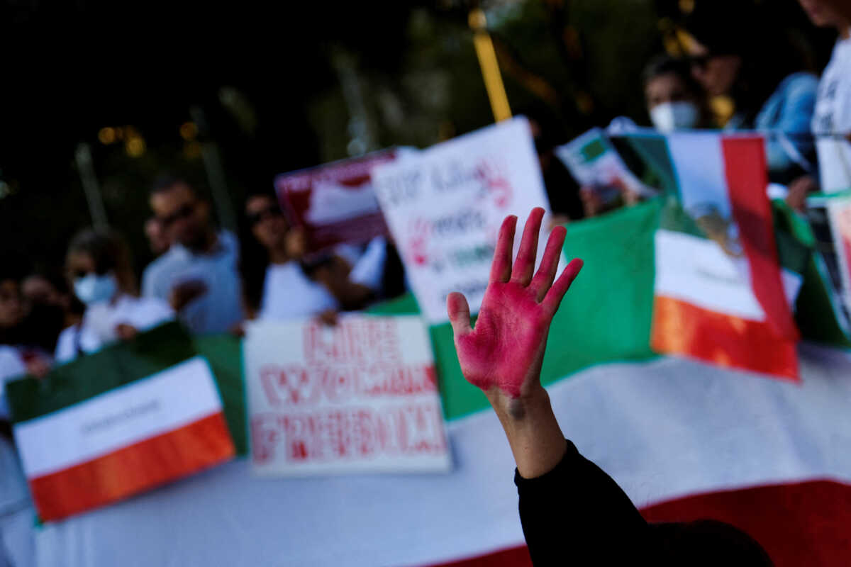 Αναλένα Μπέρμποκ: Απαγόρευση εισόδου στην ΕΕ και «πάγωμα» περιουσιακών στοιχείων για μέλη της αστυνομίας ηθών στο Ιράν