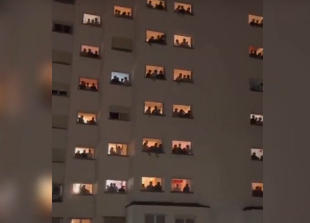 Ισπανία: Σκάνδαλο με βίντεο φοιτητών που βρίζουν γυναίκες από τα παράθυρα – Αντέδρασε και ο πρωθυπουργός