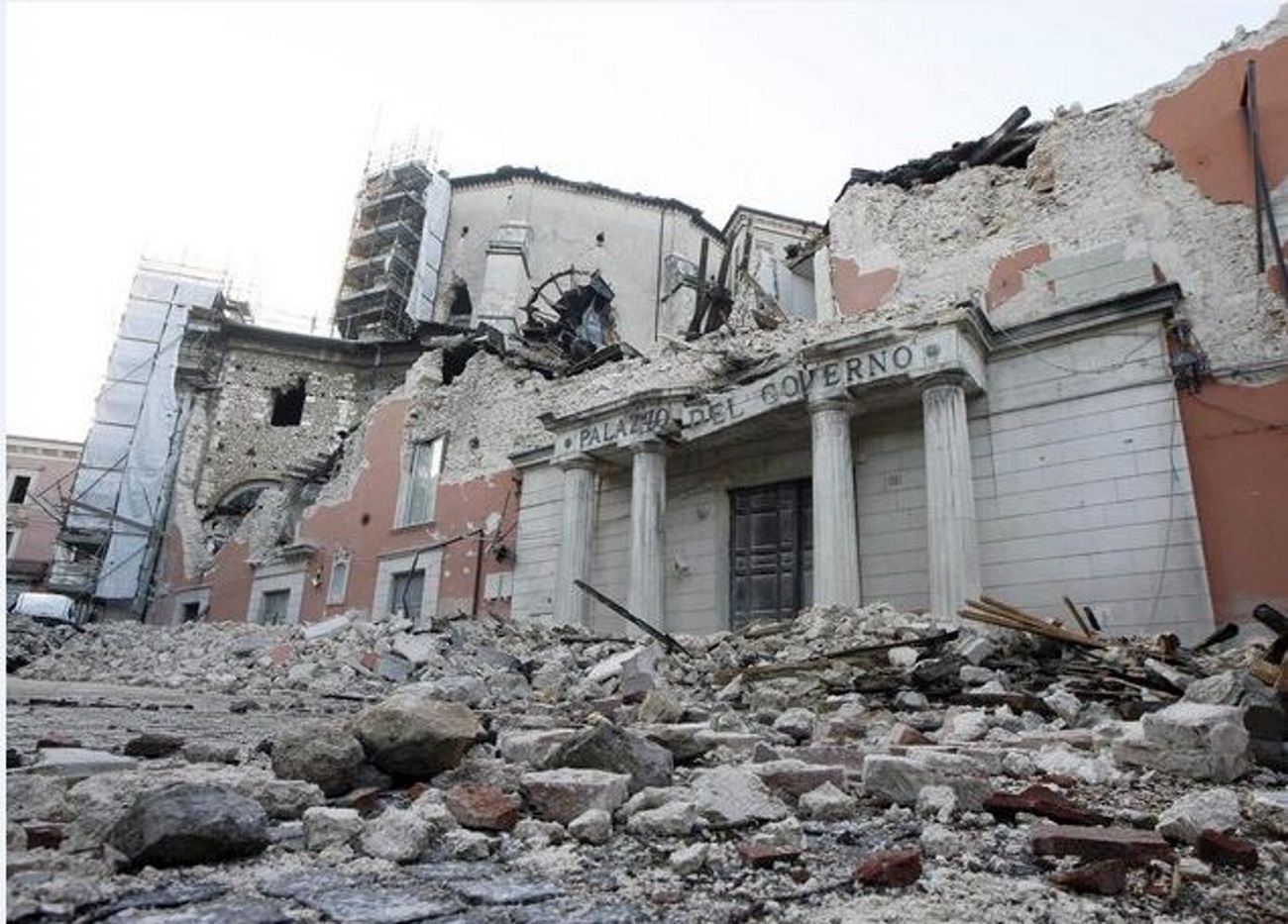 Ιταλία: Ένοχοι οι νεκροί του σεισμού της Λ’ Άκουιλα επειδή κοιμήθηκαν