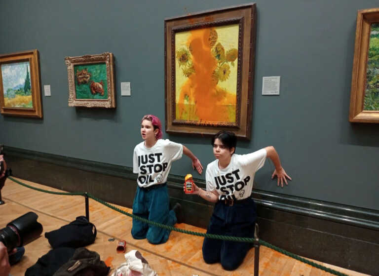 Ακτιβίστριες κατά της κλιματικής αλλαγής πέταξαν ντοματόσουπα στον πίνακα «Ηλιοτρόπια» του βαν Γκογκ