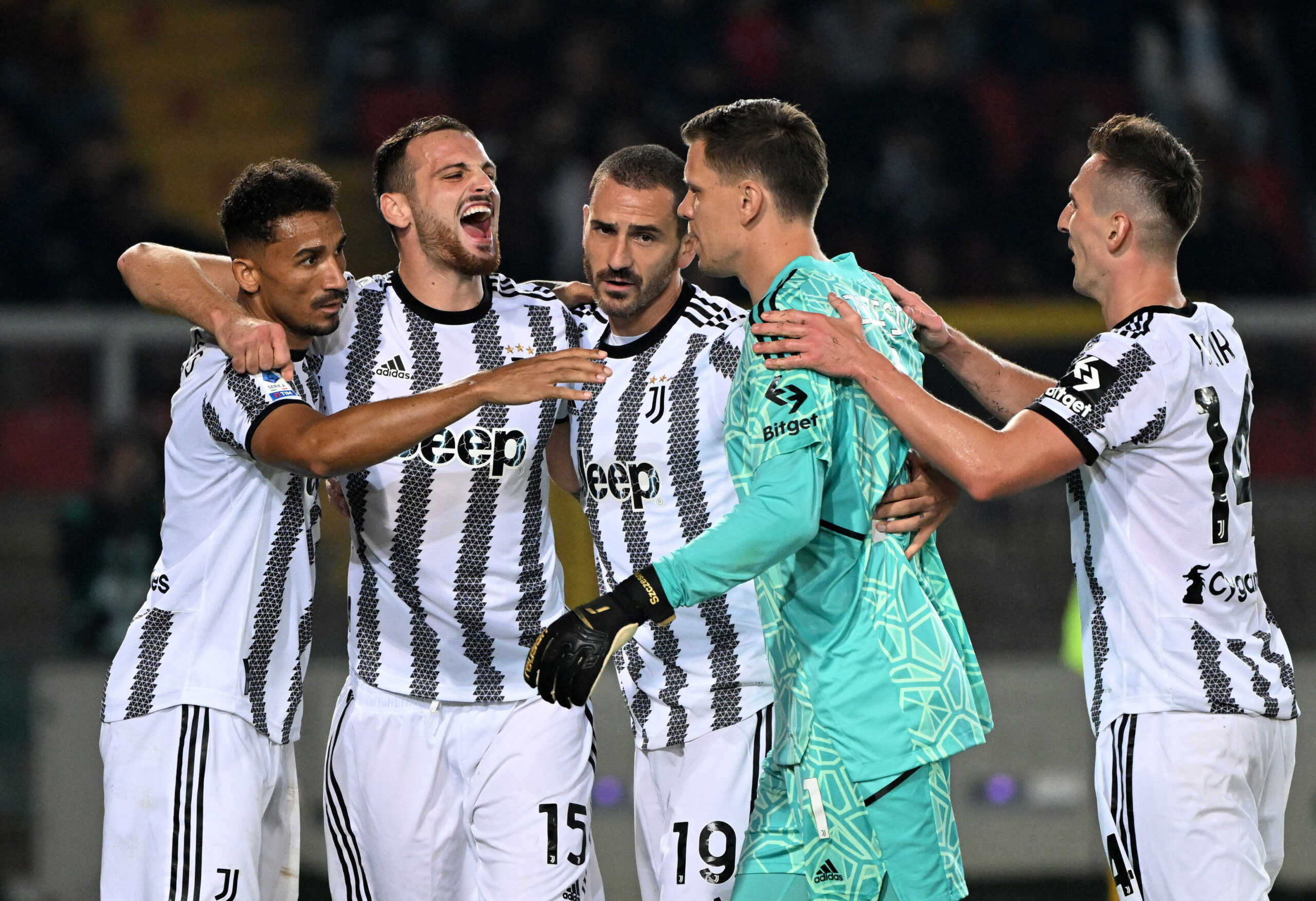 Soccer Football - Serie A - Lecce v Juventus - Stadio Via del mare, Lecce, Italy - October 29, 2022 Juventus' Wojciech Szczesny, Filip Kostic, Leonardo Bonucci, Arkadiusz Milik and Danilo celebrate after the match REUTERS