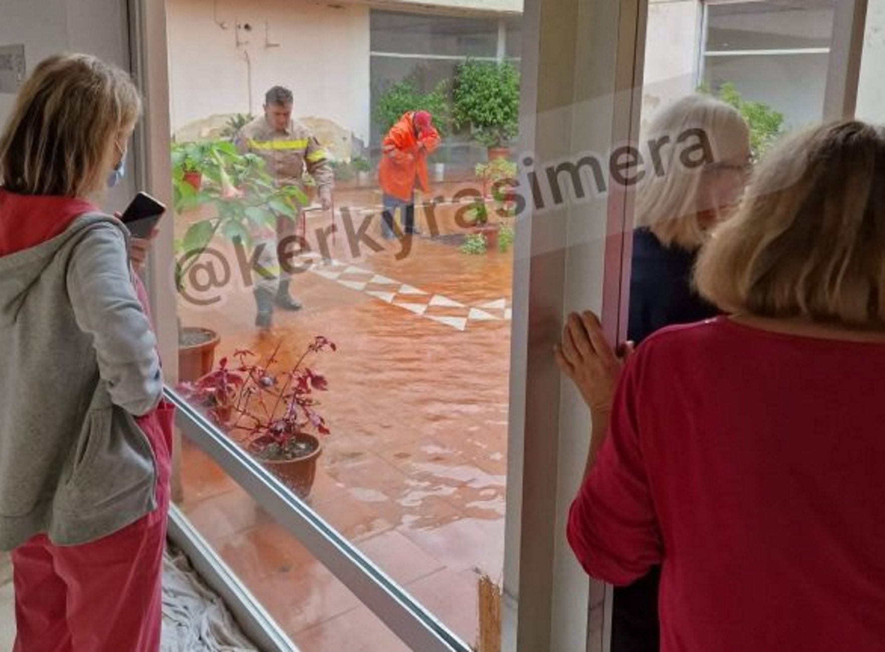 Καιρός – Κέρκυρα: Πλημμύρες και οι κάτοικοι «παγιδευμένοι» σπίτια τους – Δείτε εικόνες από σχολείο στη Λευκίμμη