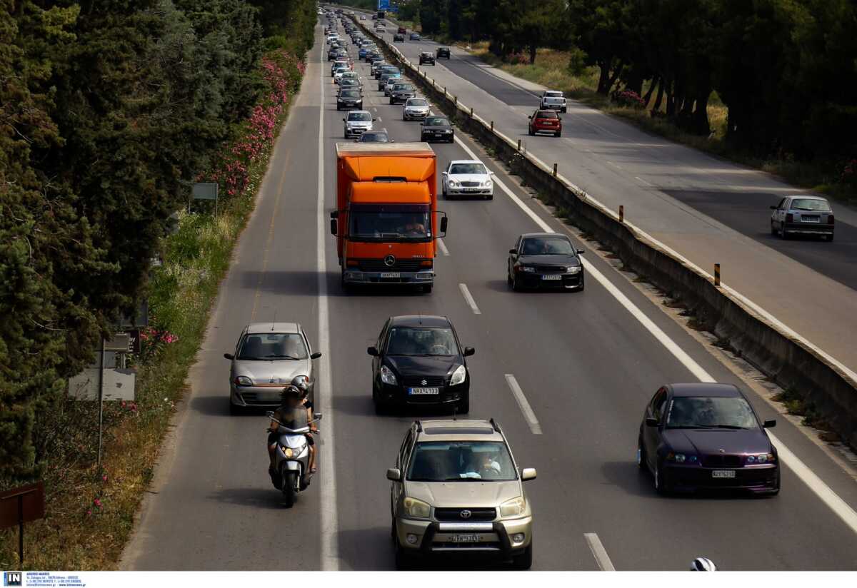 Αίγιο: 91χρονη οδηγός μπήκε ανάποδα στην Εθνική, προκάλεσε τροχαίο και το έσκασε