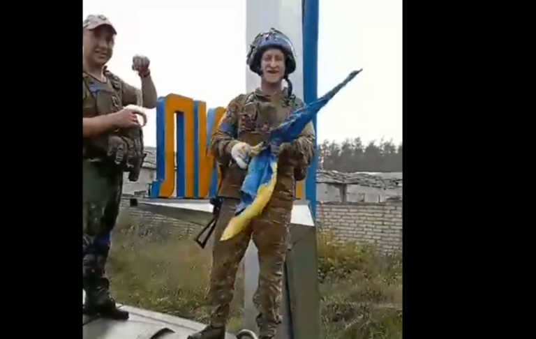 Ουκρανία: Έφτασε στα περίχωρα της Λίμαν ο ουκρανικός στρατός – Βίντεο από τη στιγμή που καρφώνουν την σημαία