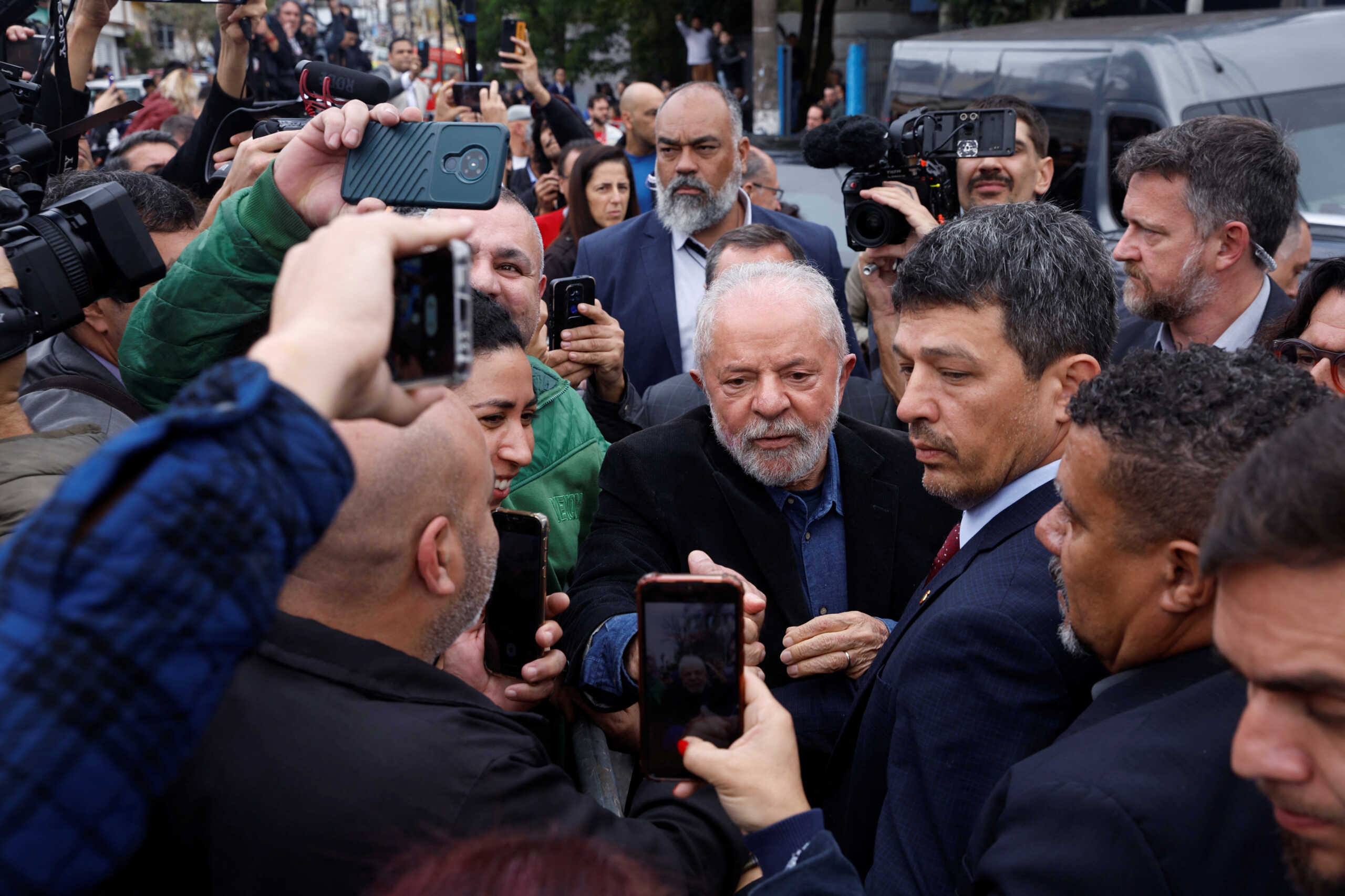 Βραζιλία – Εκλογές: Κανονικότητα επιθυμεί ο Λούλα – Αφήνει υπονοούμενα για νοθεία ο Μπολσονάρο