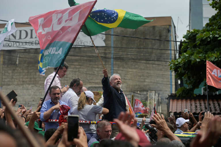 Ο Λούλα ντα Σίλβα διατηρεί το προβάδισμα έναντι του Μπολσονάρο σε νέα δημοσκόπηση