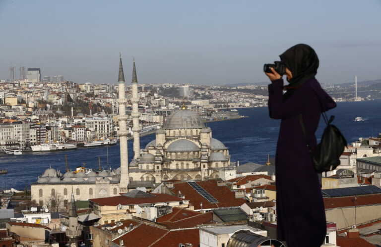 «Βόμβα» Ερντογάν από τη Μαλάτεια: Να κάνουμε δημοψήφισμα για τη μαντίλα!