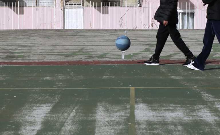 Με χειροπέδες δύο 17χρονοι για ομαδική επίθεση σε συνομήλικη τους έξω από σχολείο της Κυψέλης