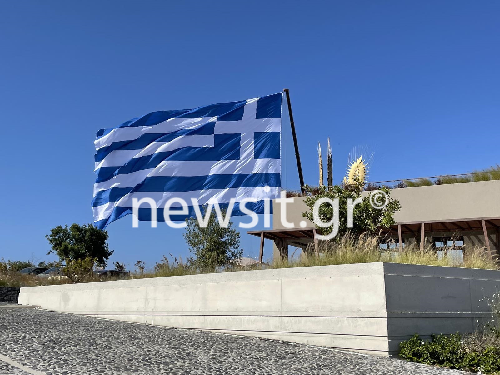 28η Οκτωβρίου: Η μεγαλύτερη ελληνική σημαία υψώθηκε ξανά στη Σαντορίνη