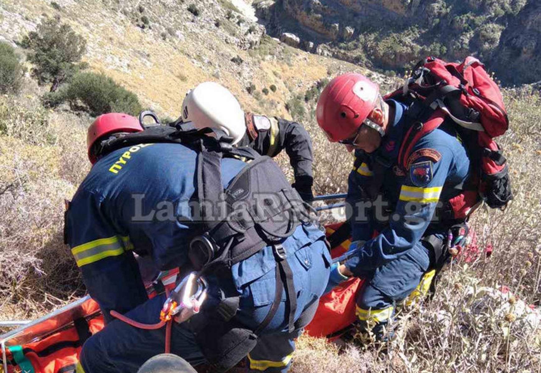 Κάρυστος: Βίντεο ντοκουμέντο από τη διάσωση μεταναστών σε απόκρημνα βράχια