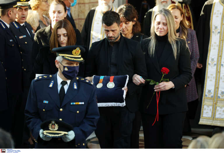 Ανατριχίλα... Ο Μιχάλης Μουρούτσος μετέφερε τα δύο Ολυμπιακά μετάλλια του Αλέξανδρου Νικολαΐδη στην κηδεία του