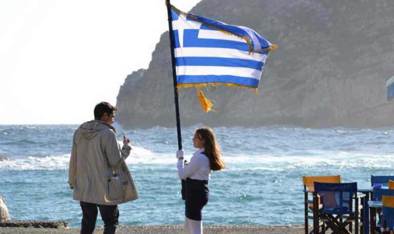 Νάξος: Αποθεώθηκε η μαθήτρια που κράτησε την ελληνική σημαία και έκανε παρέλαση ολομόναχη