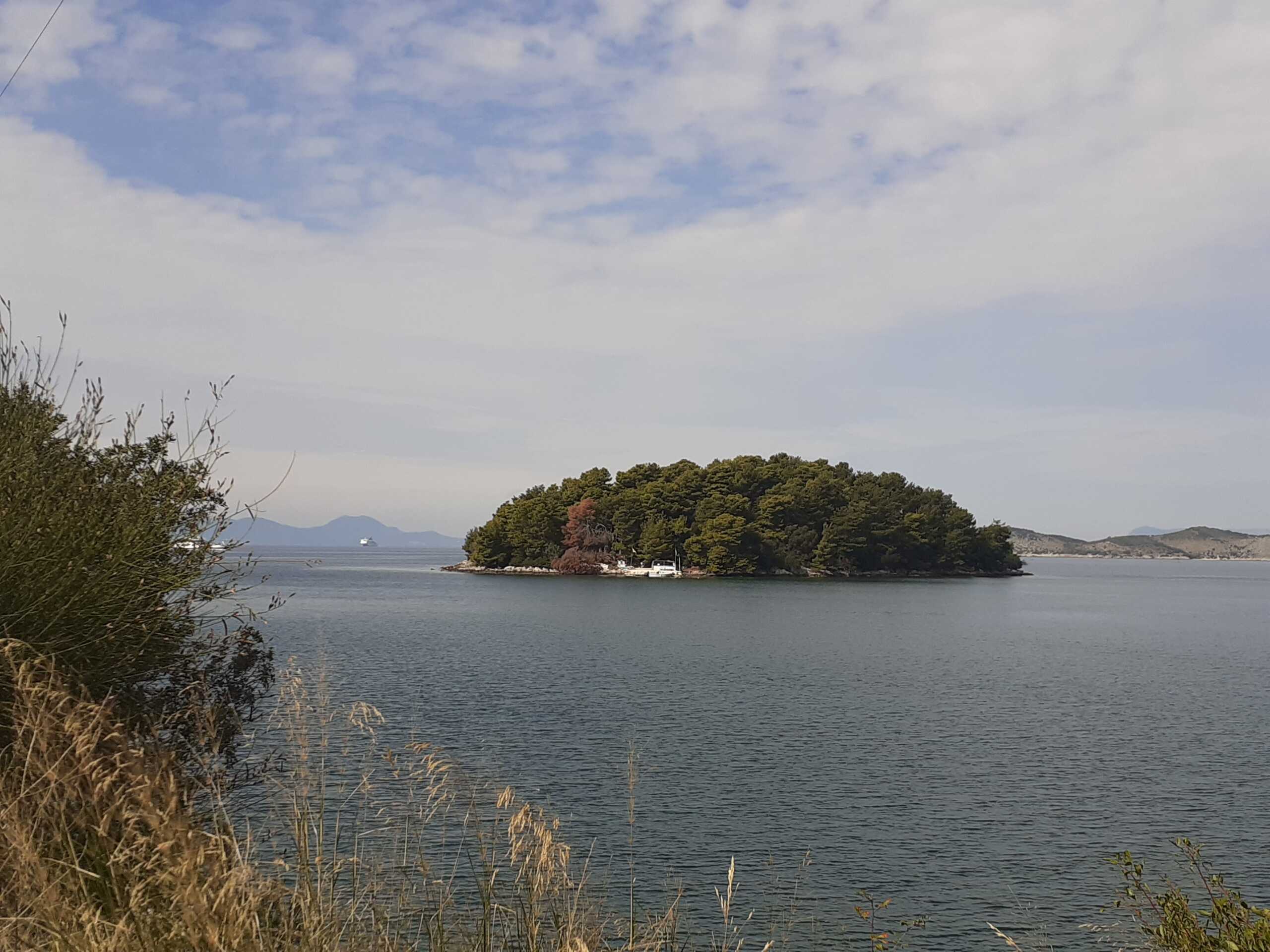 Αγιονήσι: Το καταπράσινο νησί με τα αιωνόβια πλατάνια που λεηλατήθηκε αλλά κατάφερε να αντέξει