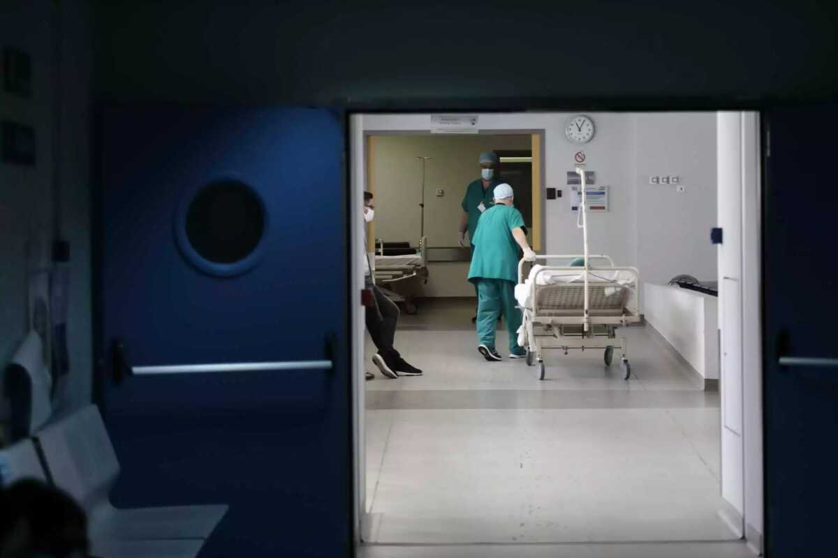 Δημόσια Νοσοκομεία: Μεγάλη έλλειψη σε τραυματιοφορείς – Λιγότεροι από 2.200 σε όλη τη χώρα