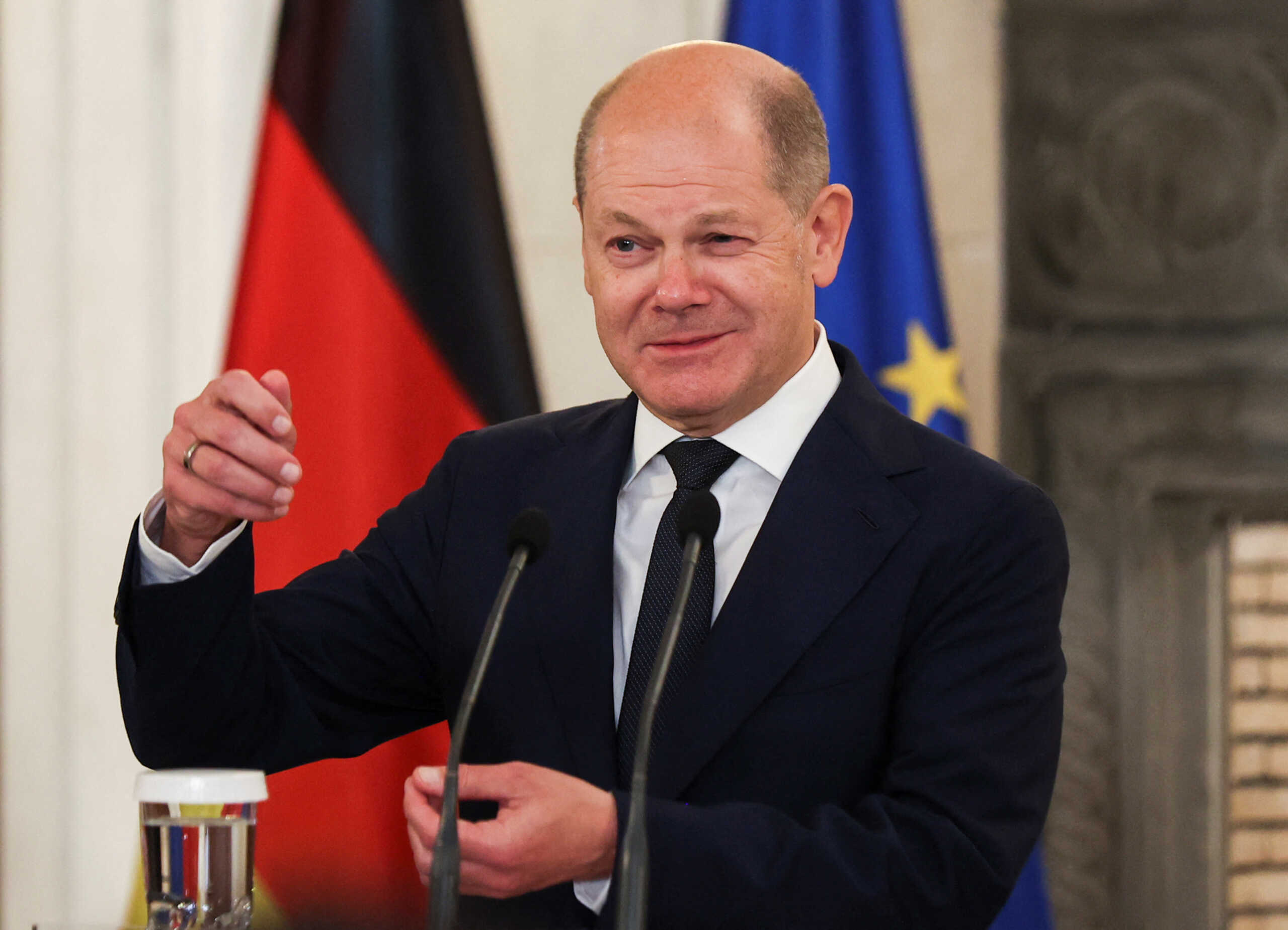 ΝΔ σε ΣΥΡΙΖΑ: Το «Go back madame Merkel» του 2014 έγινε «Go back mister Scholz» το 2022