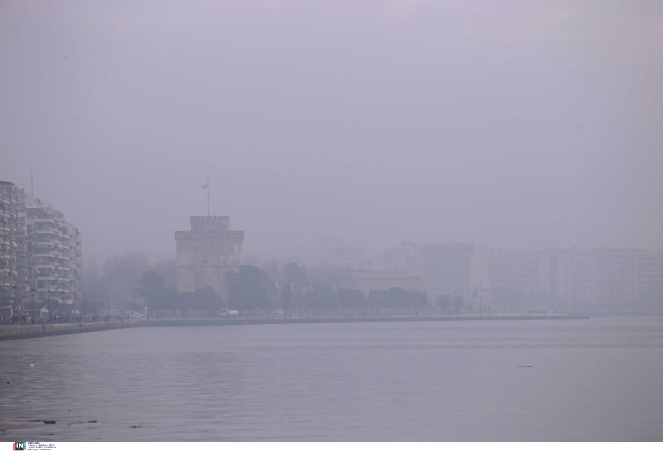 Θεσσαλονίκη: Η ομίχλη «έκρυψε» τον Λευκό Πύργο – Μόλις στα 200 μέτρα η ορατότητα στο αεροδρόμιο