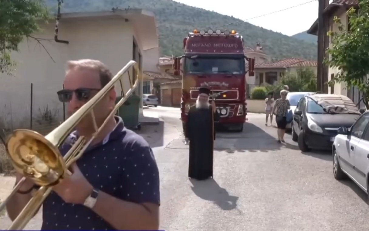 Κοζάνη: Ένας παπάς αποχωρίστηκε το κοπάδι του με δάκρυα και μουσικά όργανα