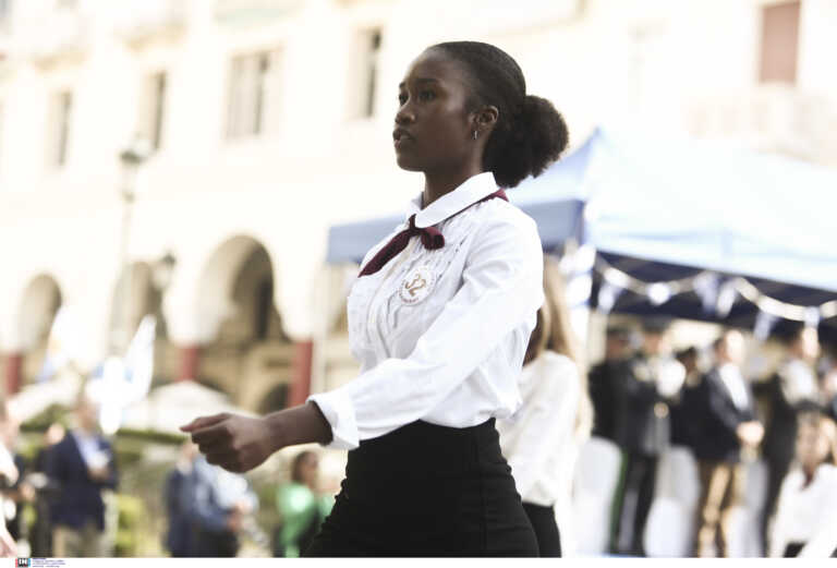 Συγκινεί μαθήτρια με καταγωγή από την Κένυα στην παρέλαση της Θεσσαλονίκης - «Είμαι υπερήφανη για την πατρίδα μου»