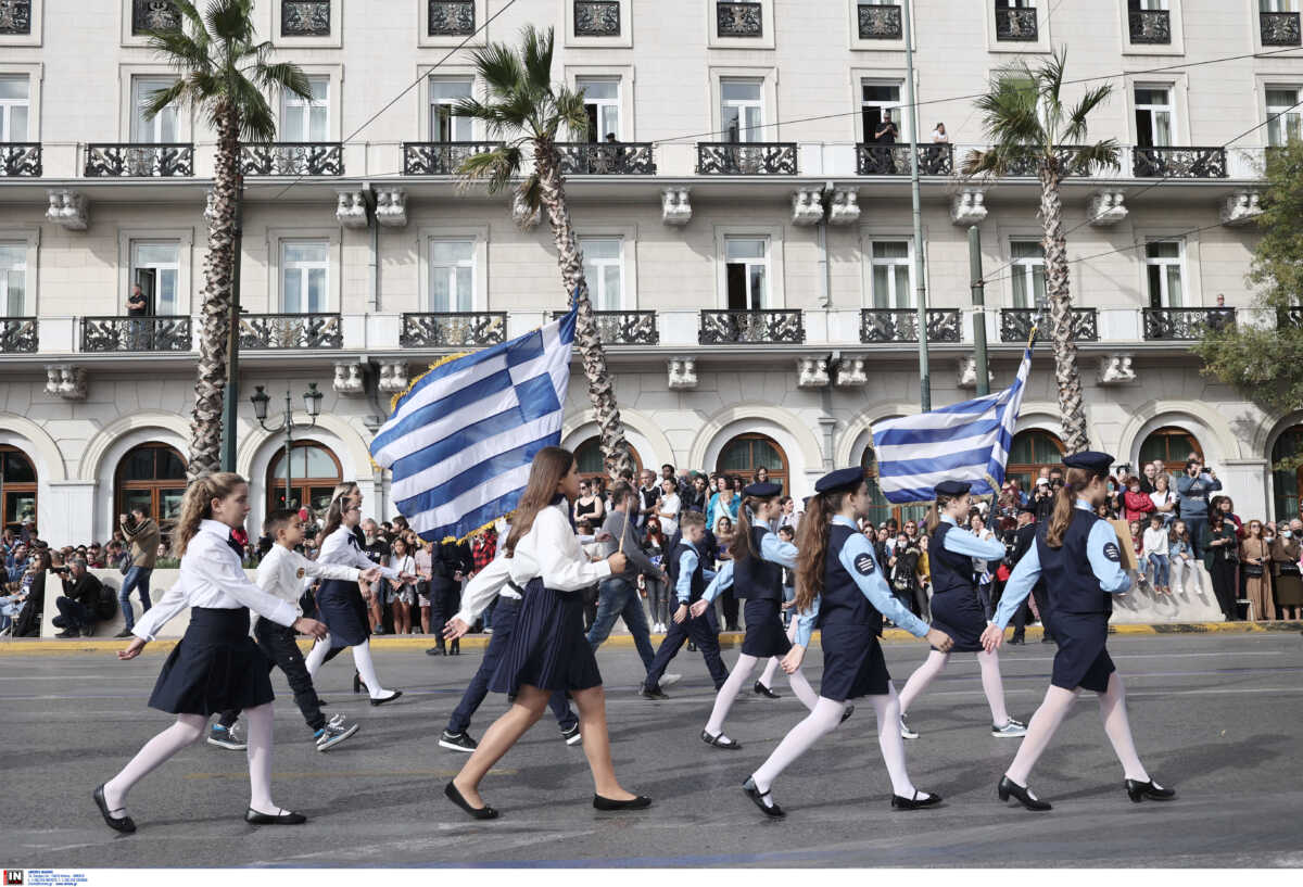 Διευθυντής σχολείου ζήτησε 50 ευρώ από μετανάστες γονείς για το στεφάνι που θα κατέθετε το παιδί τους, σύμφωνα με καταγγελία