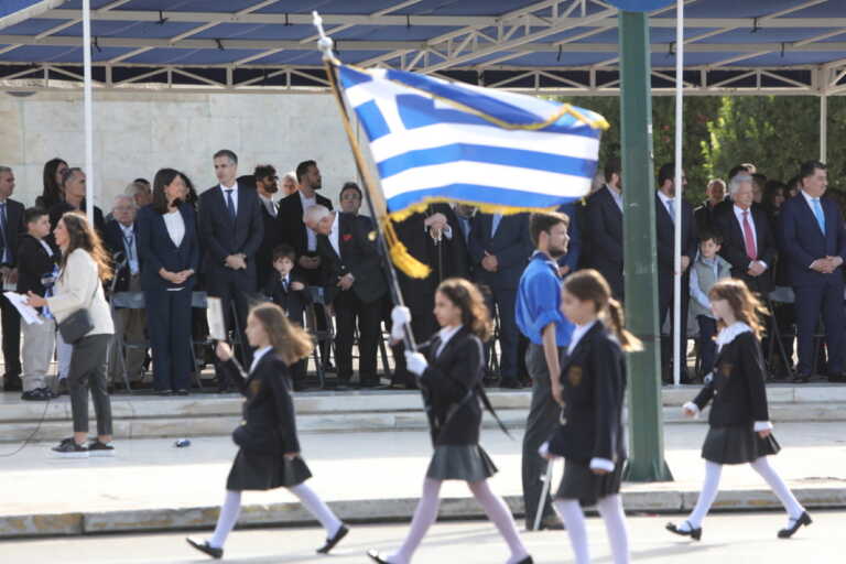 Χαμόγελα και περηφάνια στη μαθητική παρέλαση της Αθήνας για την 28η Οκτωβρίου