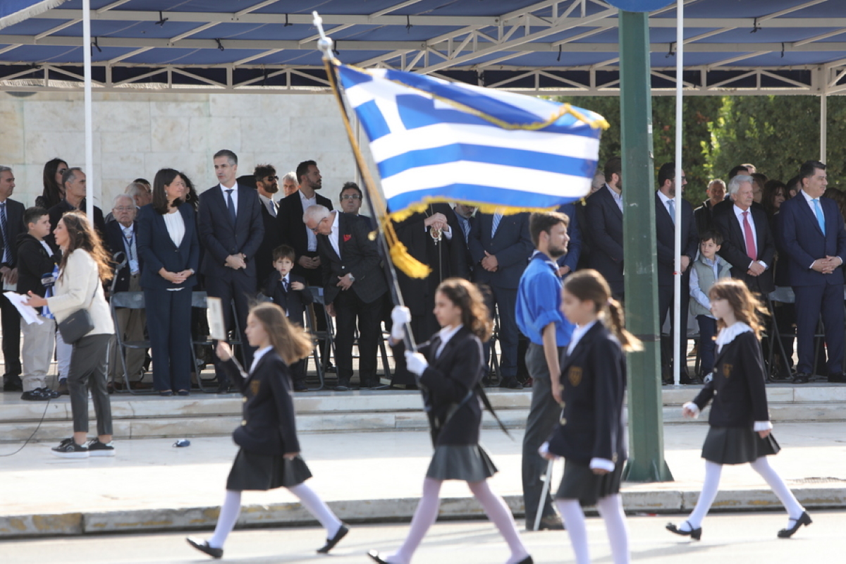 Η υπουργός Παιδείας και Θρησκευμάτων Νίκη Κεραμέως και ο δήμαρχος Αθηναίων Κώστας Μπακογιάννης παρακολουθούν τη μαθητική παρέλαση για την εθνική επέτειο της 28ης Οκτωβρίου 1940, στο Σύνταγμα την Παρασκευή 28 Οκτωβρίου 2022. ΑΠΕ-ΜΠΕ